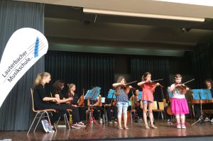 Das Streichorchester „Streichkonfekt“ zusammen mit dem jüngsten Nachwuchs im Kulturkessel in Bad Salzschlirf (Foto: Lauterbacher Musikschule)