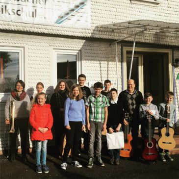 Schülerkonzert mit Klavier, Gitarre und Bläsern