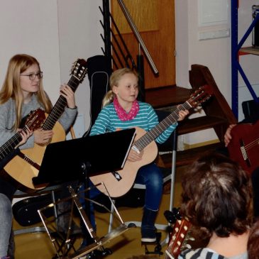 Schülervorspiel der Gitarrenklasse von Peter McAven